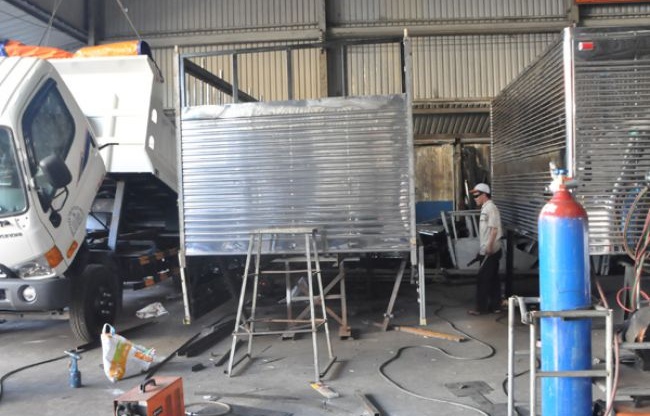 1 NAM HÀN THÙNG XE TẢI