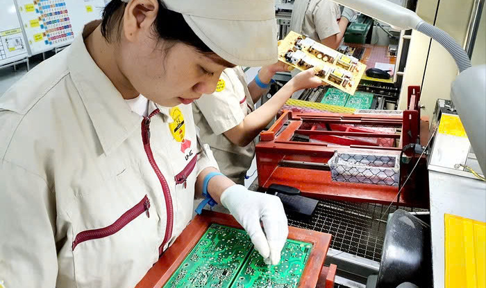 05 NỮ KIỂM TRA LINH KIỆN ĐIỆN TỬ (KỸ NĂNG ĐẶC ĐỊNH)